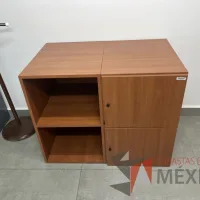 Lote 013 - Credenza con 2 puertas y 1 entrepaño color café