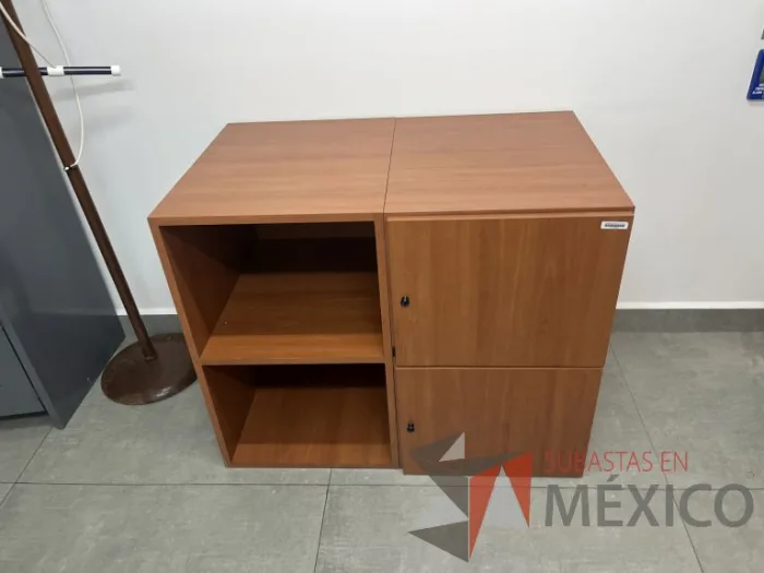 Lote 013 - Credenza con 2 puertas y 1 entrepaño color café