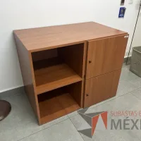 Lote 013 - Credenza con 2 puertas y 1 entrepaño color café - Imagen 4