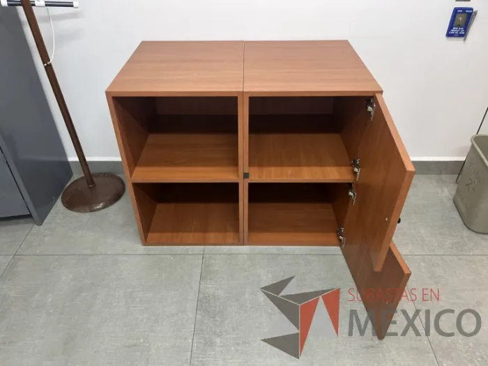Lote 013 - Credenza con 2 puertas y 1 entrepaño color café - Imagen 3
