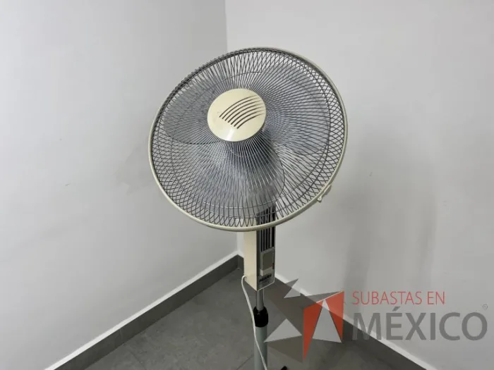 Lote 016 - Ventilador de aspas color blanco - Imagen 5
