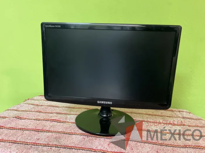 Lote 006 - 2 CPU´S, 4 monitores Samsung, 1 servidor, 3 teclados y 2 mouse - Imagen 23