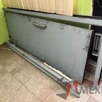 Lote 001 - Puerta blindada con marco metálico, llave y chapa.
