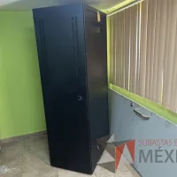 Lote 021 - 2 Gabinetes de comunicaciones color negro y 2 barras de contactos con 2 líneas de 10 conectores