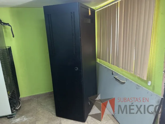 Lote 021 - 2 Gabinetes de comunicaciones color negro y 2 barras de contactos con 2 líneas de 10 conectores