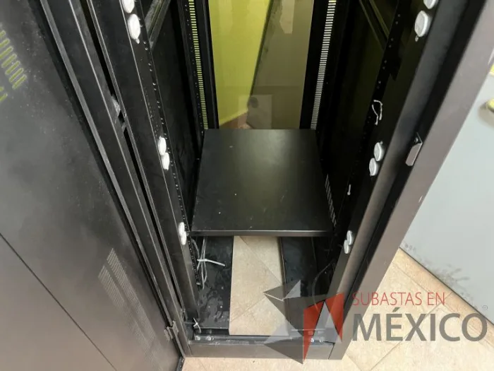 Lote 021 - 2 Gabinetes de comunicaciones color negro y 2 barras de contactos con 2 líneas de 10 conectores - Imagen 10