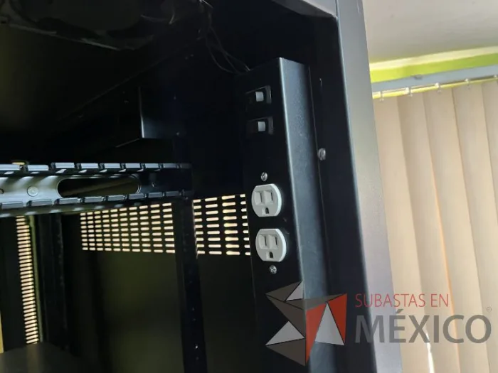 Lote 021 - 2 Gabinetes de comunicaciones color negro y 2 barras de contactos con 2 líneas de 10 conectores - Imagen 12