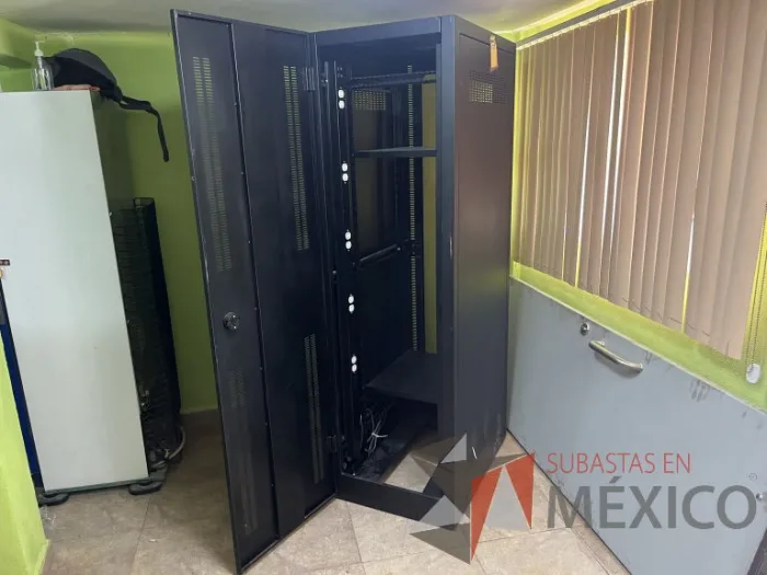 Lote 021 - 2 Gabinetes de comunicaciones color negro y 2 barras de contactos con 2 líneas de 10 conectores - Imagen 7