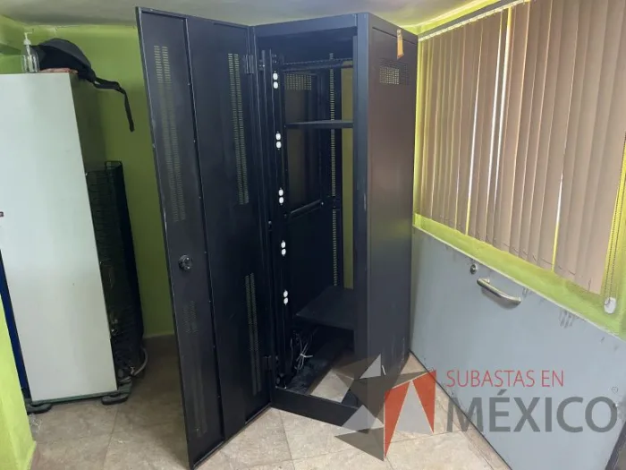 Lote 021 - 2 Gabinetes de comunicaciones color negro y 2 barras de contactos con 2 líneas de 10 conectores - Imagen 9