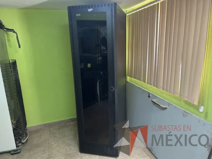 Lote 021 - 2 Gabinetes de comunicaciones color negro y 2 barras de contactos con 2 líneas de 10 conectores - Imagen 13