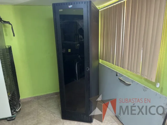Lote 021 - 2 Gabinetes de comunicaciones color negro y 2 barras de contactos con 2 líneas de 10 conectores - Imagen 15