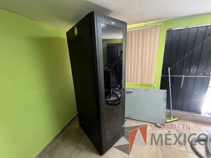 Lote 021 - 2 Gabinetes de comunicaciones color negro y 2 barras de contactos con 2 líneas de 10 conectores - Imagen 3