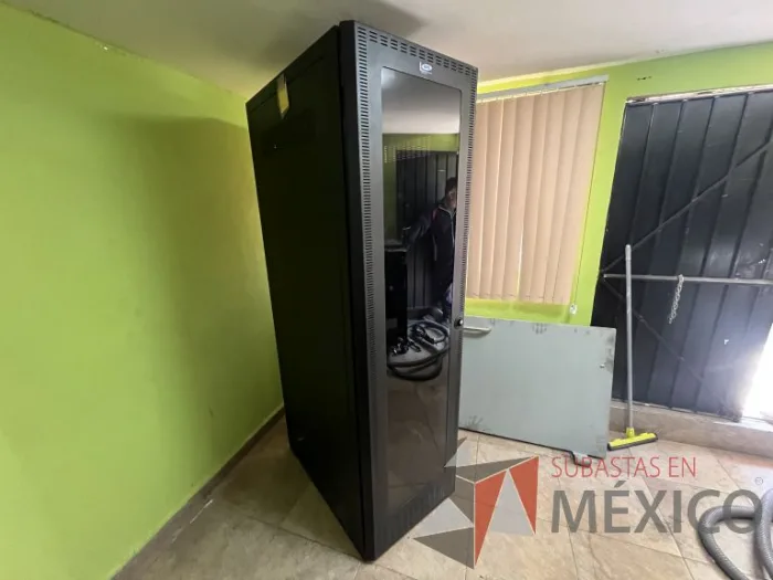 Lote 021 - 2 Gabinetes de comunicaciones color negro y 2 barras de contactos con 2 líneas de 10 conectores - Imagen 2