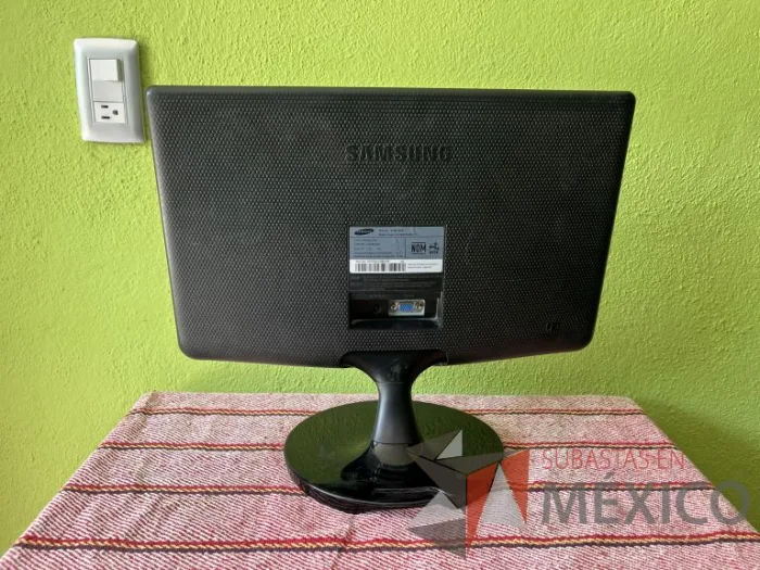 Lote 006 - 2 CPU´S, 4 monitores Samsung, 1 servidor, 3 teclados y 2 mouse - Imagen 26