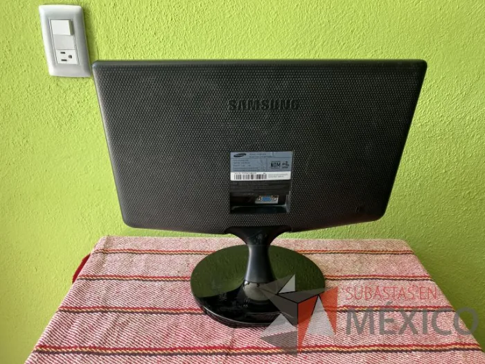 Lote 006 - 2 CPU´S, 4 monitores Samsung, 1 servidor, 3 teclados y 2 mouse - Imagen 36