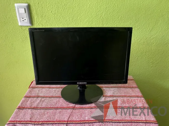 Lote 006 - 2 CPU´S, 4 monitores Samsung, 1 servidor, 3 teclados y 2 mouse - Imagen 35