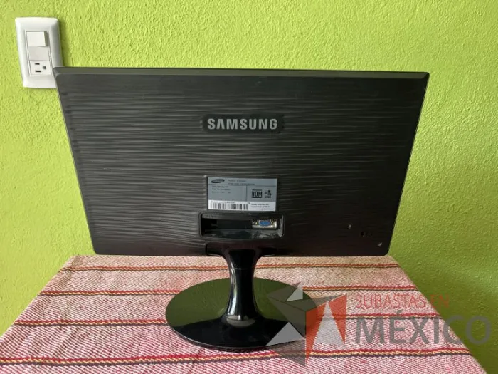 Lote 006 - 2 CPU´S, 4 monitores Samsung, 1 servidor, 3 teclados y 2 mouse - Imagen 34