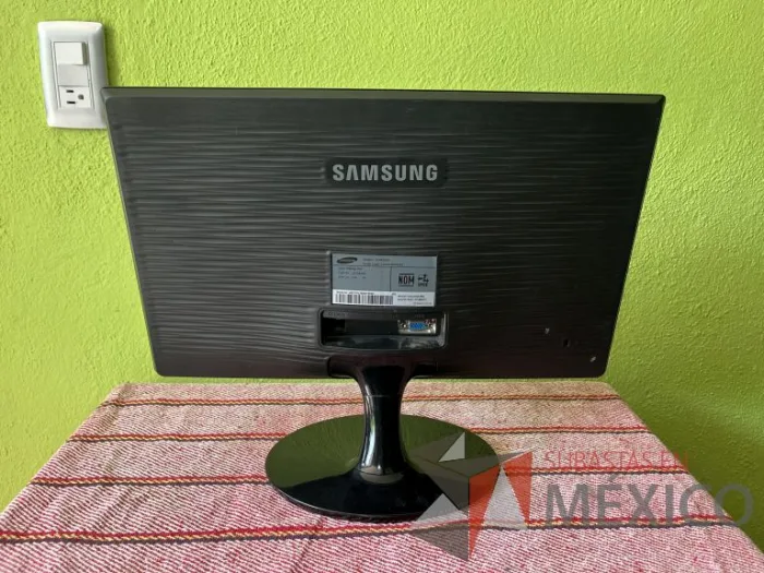 Lote 006 - 2 CPU´S, 4 monitores Samsung, 1 servidor, 3 teclados y 2 mouse - Imagen 29