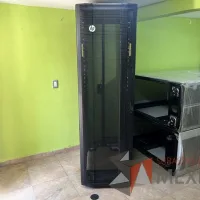 Lote 021 - 2 Gabinetes de comunicaciones color negro y 2 barras de contactos con 2 líneas de 10 conectores - Imagen 43