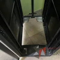 Lote 021 - 2 Gabinetes de comunicaciones color negro y 2 barras de contactos con 2 líneas de 10 conectores - Imagen 35