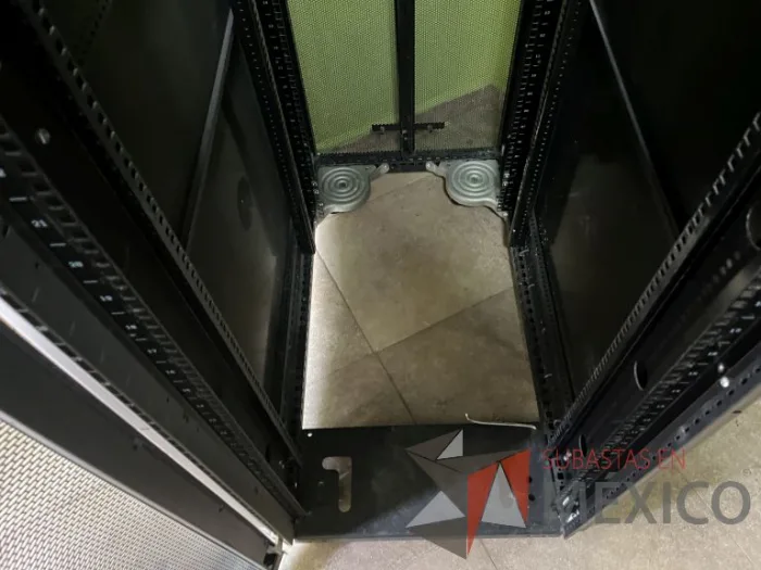 Lote 021 - 2 Gabinetes de comunicaciones color negro y 2 barras de contactos con 2 líneas de 10 conectores - Imagen 35