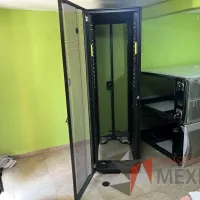 Lote 021 - 2 Gabinetes de comunicaciones color negro y 2 barras de contactos con 2 líneas de 10 conectores - Imagen 34