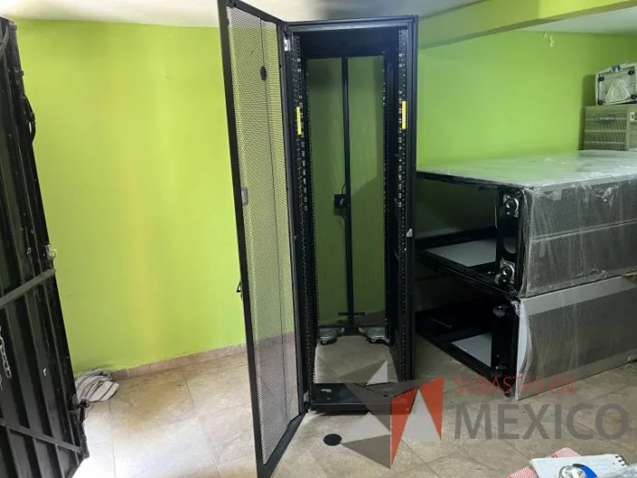 Lote 021 - 2 Gabinetes de comunicaciones color negro y 2 barras de contactos con 2 líneas de 10 conectores - Imagen 34