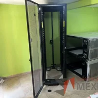 Lote 021 - 2 Gabinetes de comunicaciones color negro y 2 barras de contactos con 2 líneas de 10 conectores - Imagen 36