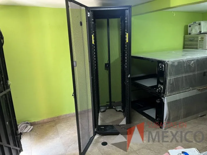 Lote 021 - 2 Gabinetes de comunicaciones color negro y 2 barras de contactos con 2 líneas de 10 conectores - Imagen 36