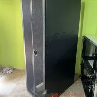 Lote 021 - 2 Gabinetes de comunicaciones color negro y 2 barras de contactos con 2 líneas de 10 conectores - Imagen 38