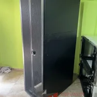 Lote 021 - 2 Gabinetes de comunicaciones color negro y 2 barras de contactos con 2 líneas de 10 conectores - Imagen 40