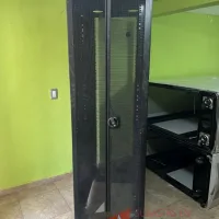 Lote 021 - 2 Gabinetes de comunicaciones color negro y 2 barras de contactos con 2 líneas de 10 conectores - Imagen 31