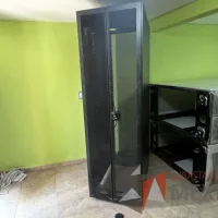 Lote 021 - 2 Gabinetes de comunicaciones color negro y 2 barras de contactos con 2 líneas de 10 conectores - Imagen 33