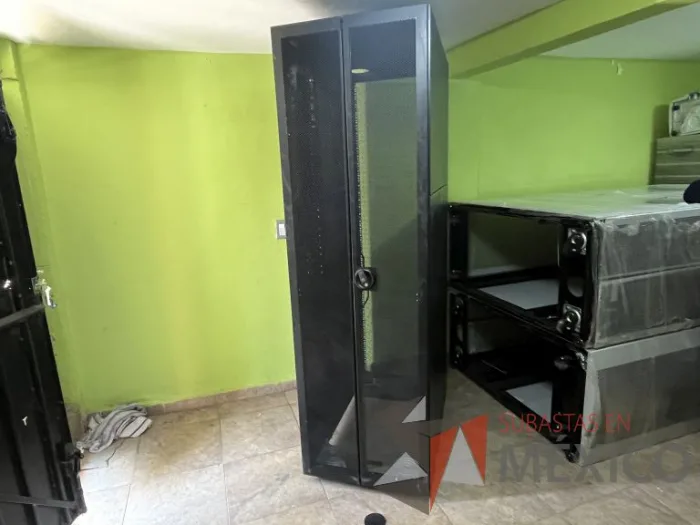 Lote 021 - 2 Gabinetes de comunicaciones color negro y 2 barras de contactos con 2 líneas de 10 conectores - Imagen 33