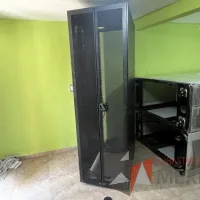 Lote 021 - 2 Gabinetes de comunicaciones color negro y 2 barras de contactos con 2 líneas de 10 conectores - Imagen 30