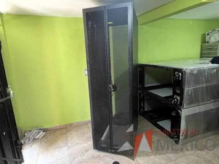 Lote 021 - 2 Gabinetes de comunicaciones color negro y 2 barras de contactos con 2 líneas de 10 conectores - Imagen 30