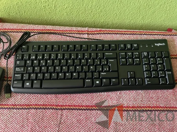 Lote 006 - 2 CPU´S, 4 monitores Samsung, 1 servidor, 3 teclados y 2 mouse - Imagen 45