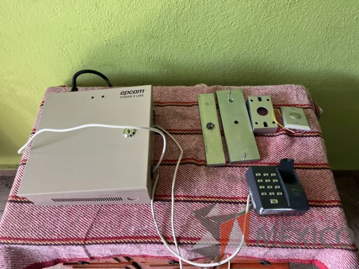 Lote 025 - 2 Sistemas de acceso de puerta (Imanes, lector de huella, sensor de apertura y caja)