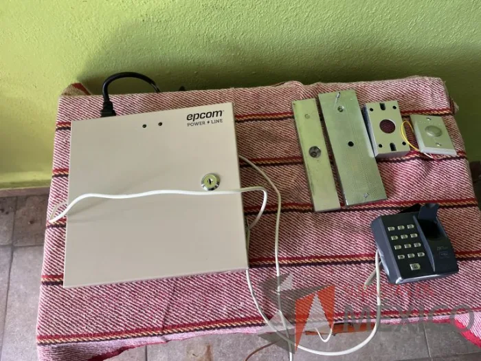 Lote 025 - 2 Sistemas de acceso de puerta (Imanes, lector de huella, sensor de apertura y caja) - Imagen 4