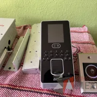 Lote 025 - 2 Sistemas de acceso de puerta (Imanes, lector de huella, sensor de apertura y caja) - Imagen 9