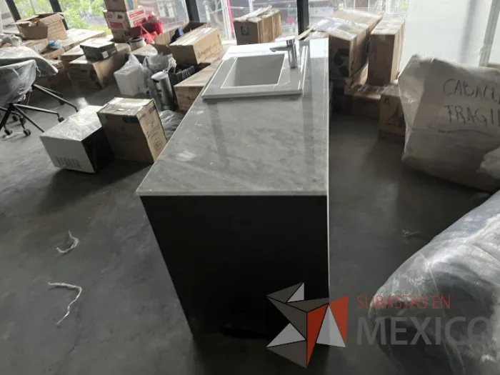 Lote 030 - Lavamanos con mueble de 2 puertas con cubierta de mármol y tarja - Imagen 6