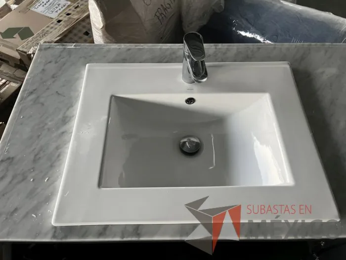 Lote 030 - Lavamanos con mueble de 2 puertas con cubierta de mármol y tarja - Imagen 3