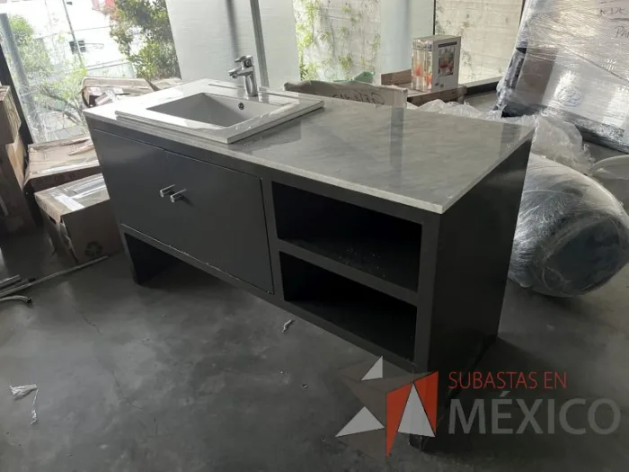 Lote 030 - Lavamanos con mueble de 2 puertas con cubierta de mármol y tarja - Imagen 4