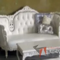 Lote 079 - Sillón blanco de 3 plazas estilo Luis XV