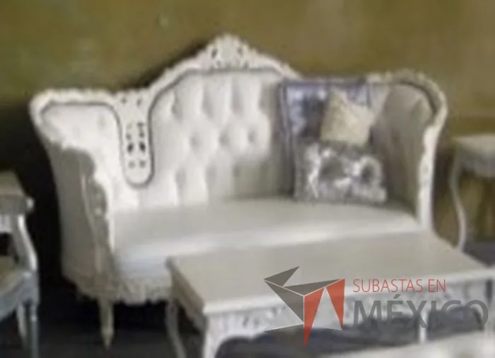 Lote 079 - Sillón blanco de 3 plazas estilo Luis XV