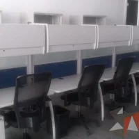 Lote 023 - 30 lugares en estaciones de trabajo desarmadas
