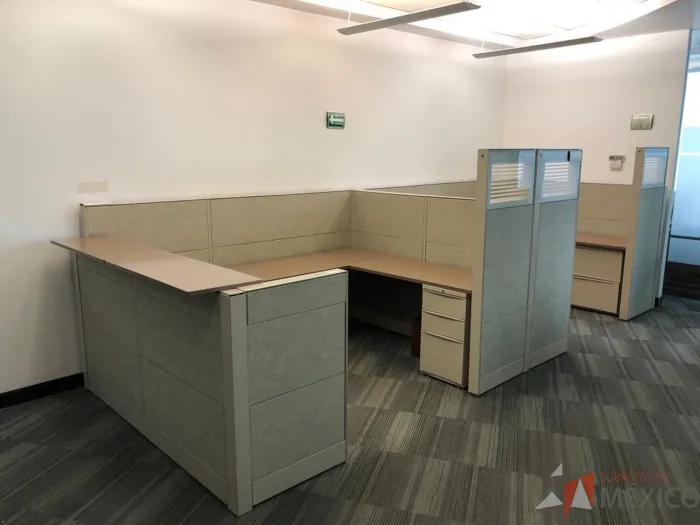 Lote 002 - Estación de trabajo para 2 personas con 2 archiveros verticales y 2 archivero horizontales
