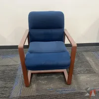 Lote 004 - Silla fija, descansabrazos, asiento y respaldo en tela color azul