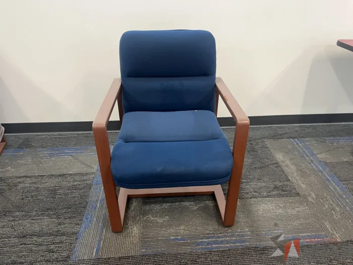Lote 004 - Silla fija, descansabrazos, asiento y respaldo en tela color azul - Imagen 7