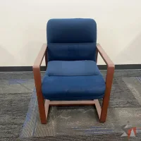 Lote 004 - Silla fija, descansabrazos, asiento y respaldo en tela color azul - Imagen 4